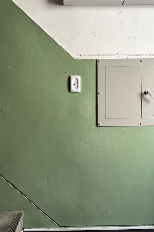 旧海岸スタジオ 浅草(第四、第十一、第十二)｜グリーンが印象的な共用階段