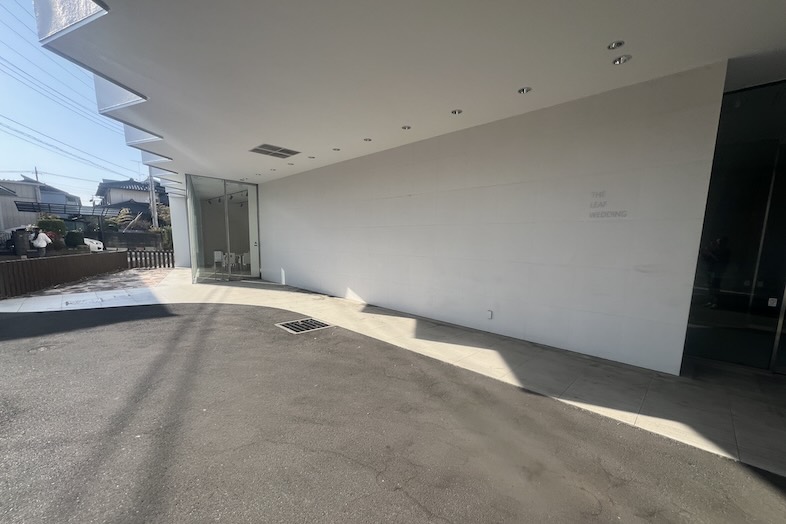 東松山 元結婚式場 LEAF｜【外観】正面車止めスペース