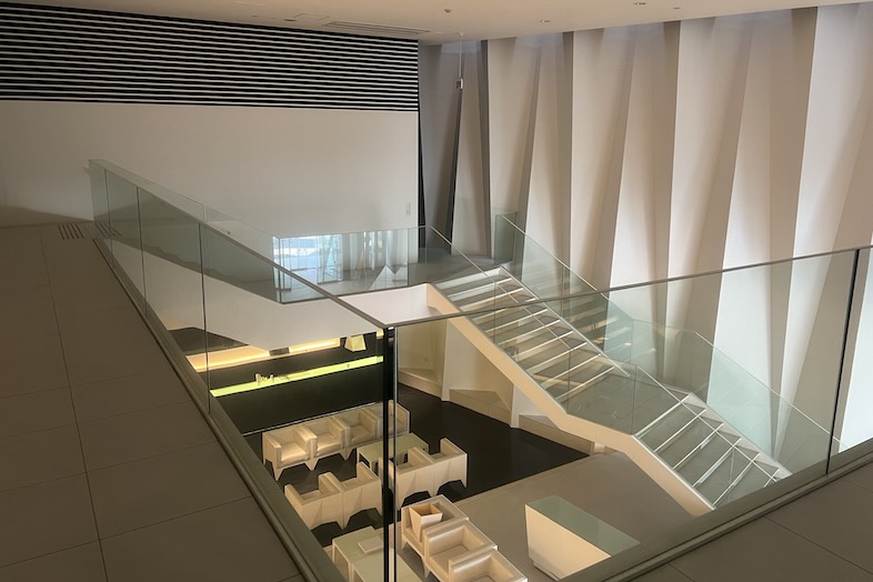 東松山 元結婚式場 LEAF｜【1F ロビー】ガラス・階段のある高級感溢れるロビーエリア