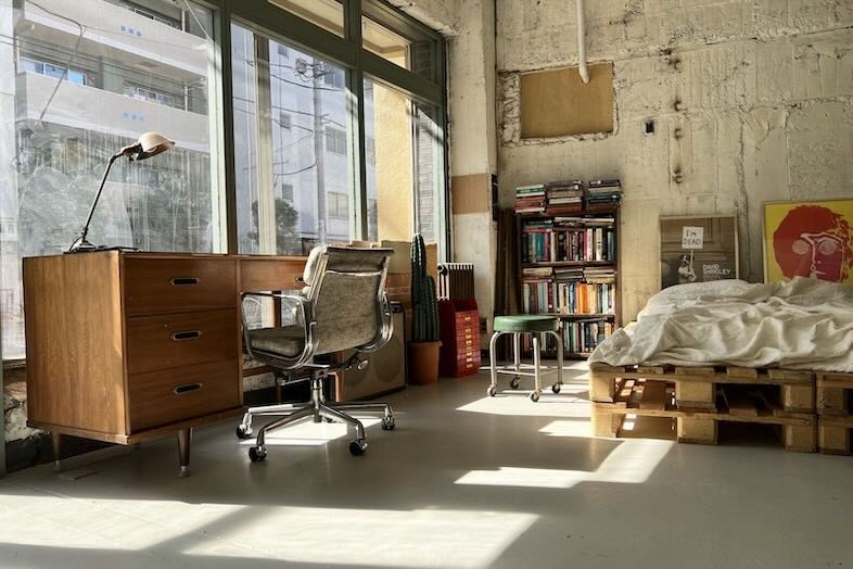 旧海岸スタジオ 浅草(第四、第十一、第十二)｜【第四スタジオ】アメリカ家具とトルコ産アンティークラグが広がるリビング