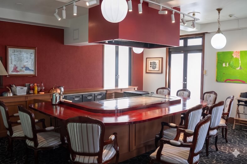 ブラームス アートカフェ｜【2F】赤を基調とした壁面とテーブル席が印象的な店内、は華やかなレストランシーンの演出に最適