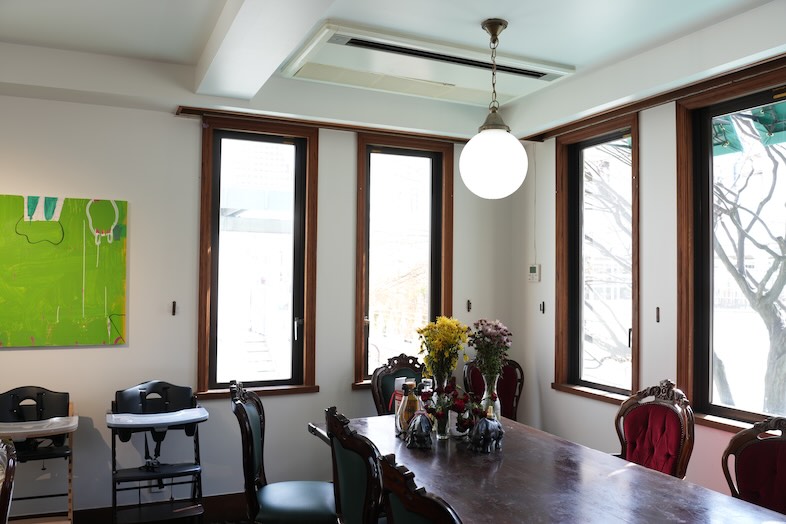 ブラームス アートカフェ｜【2F】大きな窓と明るい光が差し込む空間は開放感あるカフェシーンや日中撮影に最適