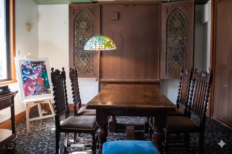 ブラームス アートカフェ｜【2F】シックで落ち着いた家具や小物が並ぶ空間は、対談・インタビュー撮影に最適