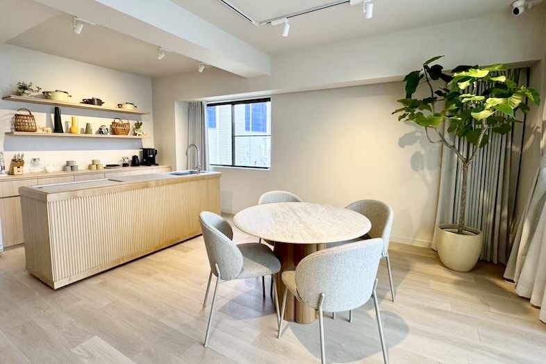Y’s house Studio｜【リビング】キッチンをとらえたリビングのカットは、料理から食事までの流れをワンカットで撮影できる