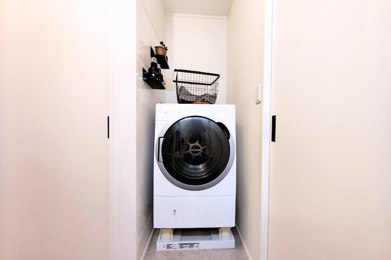 House studio MD｜洗濯機横の壁もマグネット対応なので、小物や備品のレイアウトが可能