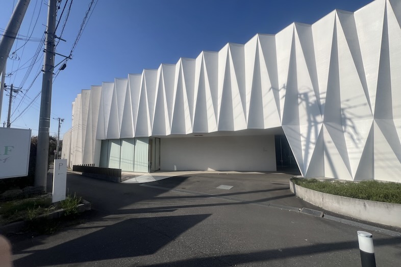 東松山 元結婚式場 LEAF｜【外観】印象的なホワイトの壁面