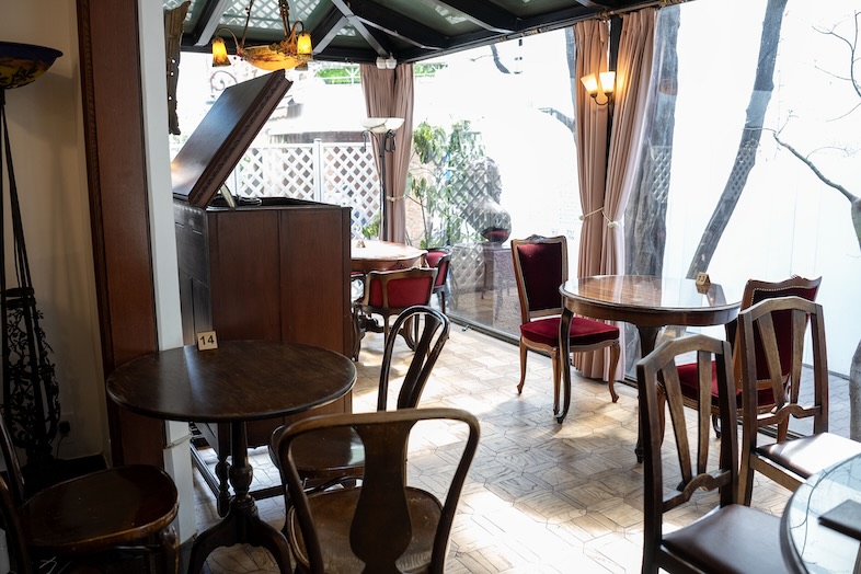 ブラームス アートカフェ｜【1F】大きな窓からは自然光が差し込みます