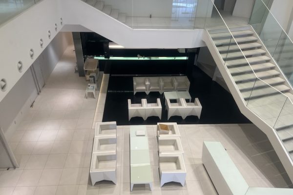 【1F ロビー】ハイアングル撮影や人物が階段を下るシーンで印象的なカットが狙える