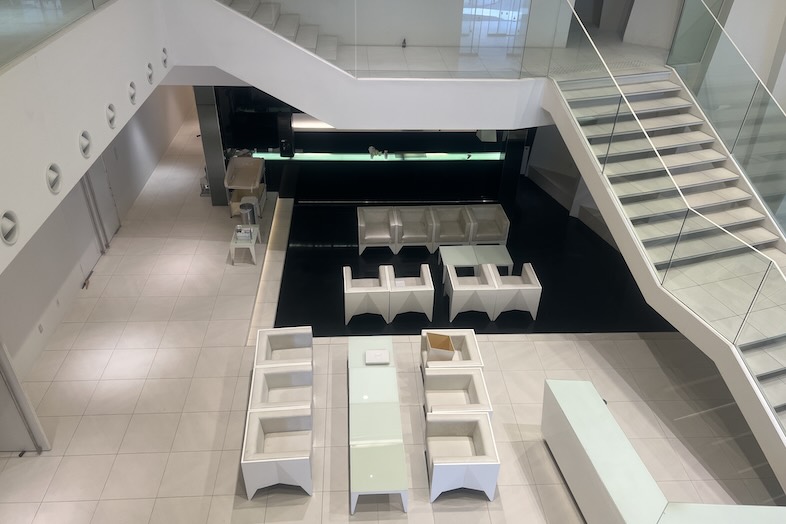 東松山 元結婚式場 LEAF｜【1F ロビー】ハイアングル撮影や人物が階段を下るシーンで印象的なカットが狙える