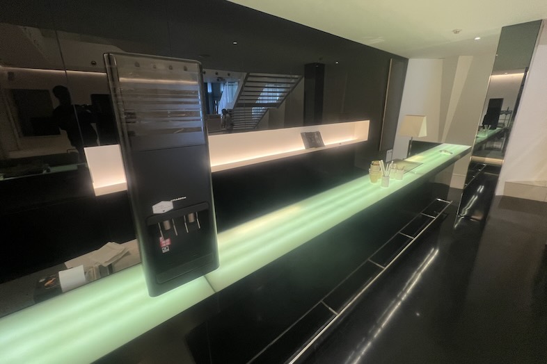 東松山 元結婚式場 LEAF｜【1F ロビー】受付カウンターのクローズアップ