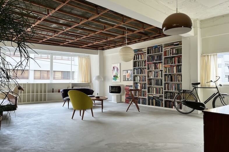 旧海岸スタジオ 浅草(第四、第十一、第十二)｜【第十二スタジオ】2面採光の窓と抜きっぱなしの天井が生む開放感