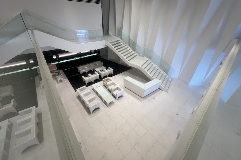 東松山 元結婚式場 LEAF｜【1F ロビー】ロビーを見渡す広角カット