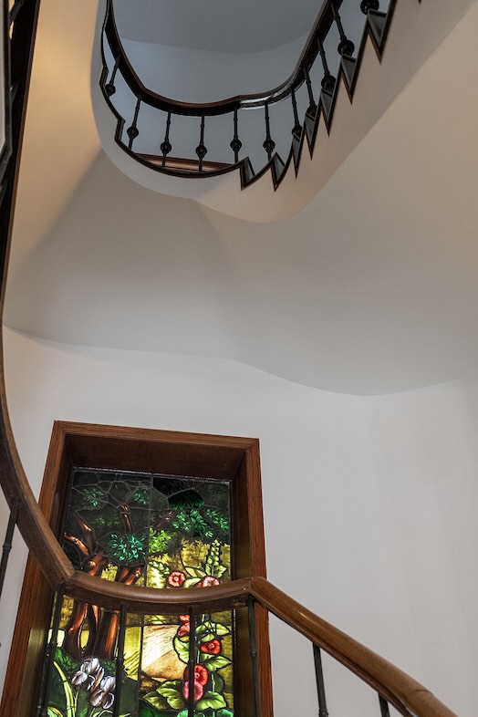 ブラームス アートカフェ｜吹き抜け構造で開放感あふれる階段