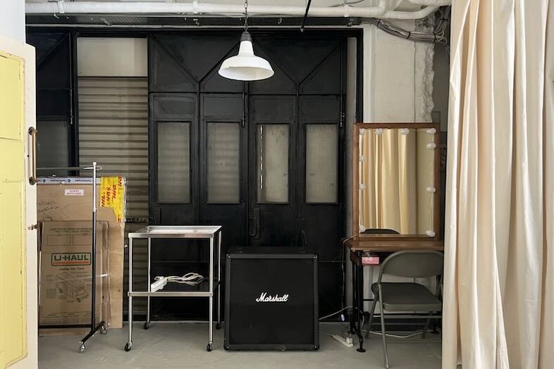 旧海岸スタジオ 浅草(第四、第十一、第十二)｜【第四スタジオ】Marshallのアンプとメイクスペースを完備