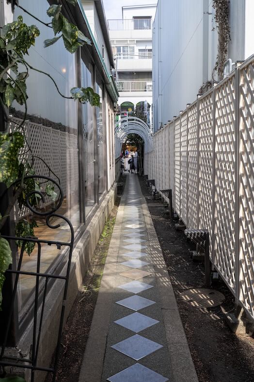 ブラームス アートカフェ｜【外観】通路と外壁