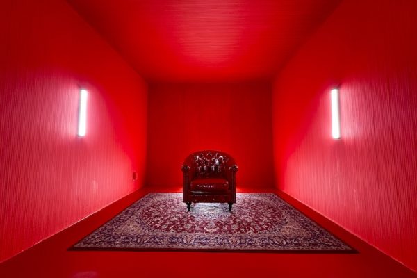 【3F】赤い壁の空間にアンティーク調の椅子とラグをセッティング