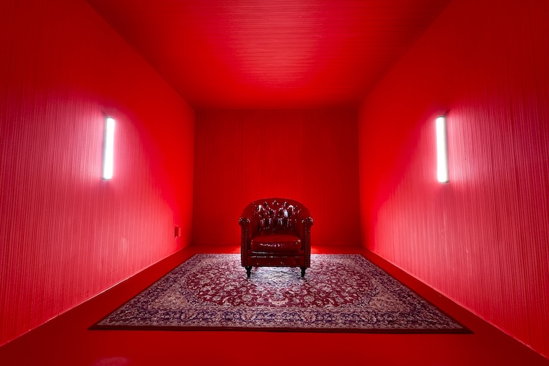 in the house / Shibuya “Gallery”｜【3F】赤い壁の空間にアンティーク調の椅子とラグをセッティング