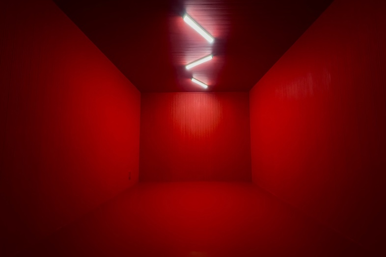 in the house / Shibuya “Gallery”｜【3F】暗さとネオンの光が作り出すドラマティックな空間