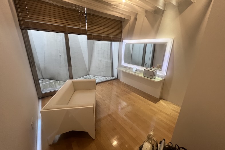 東松山 元結婚式場 LEAF｜【2F 控室1】大型照明付きミラー完備