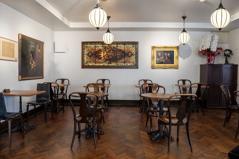 ブラームス アートカフェ｜【1F】白壁×ウッドのクラシカルなカフェエリア