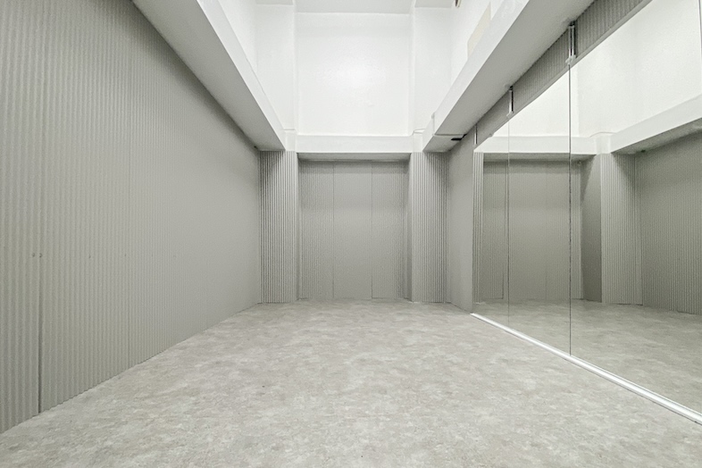 in the house / Shibuya “Gallery”｜【4F】グレーで統一された装飾のないクリーンな空間