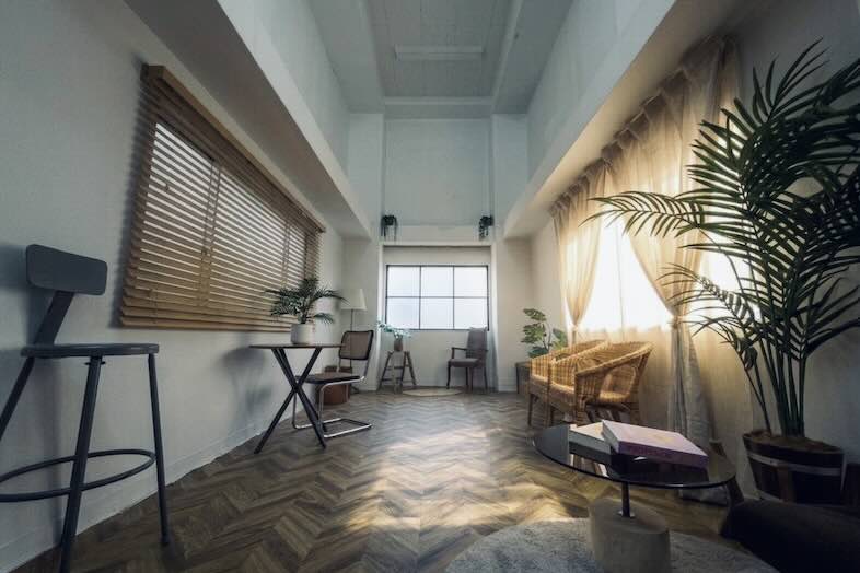 in the house / Shibuya “Gallery”｜【4F】ヘリンボーン床とウッドブラインドが続く奥行きのある空間