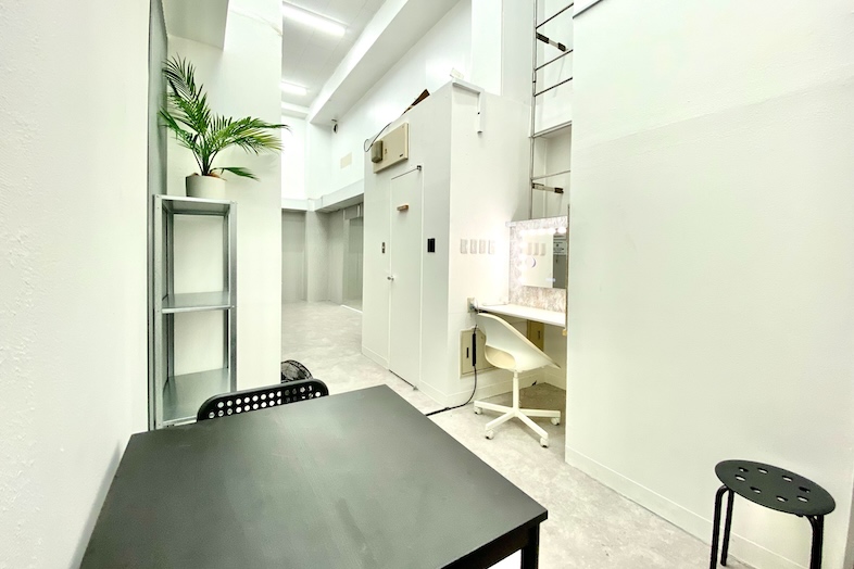 in the house / Shibuya “Gallery”｜【4F】メイクルーム・控室・スタッフの休憩スペースとして