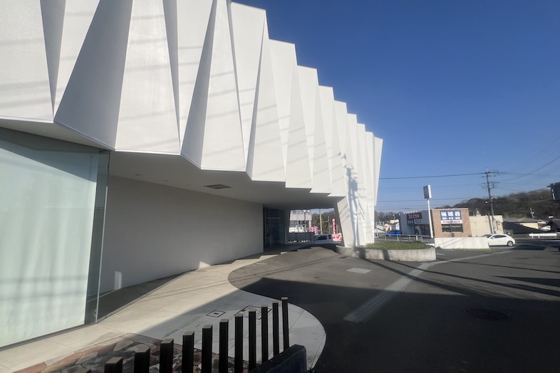 東松山 元結婚式場 LEAF｜【外観】車付け可能なので入り口から一連の撮影が可能