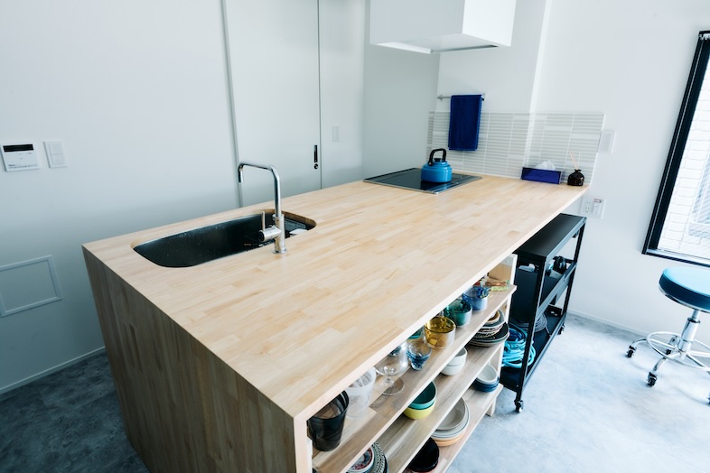 studio青藍-seiran-｜広々とした木目調のアイランドキッチンは、調理シーンの撮影やケータリングの作業台にも