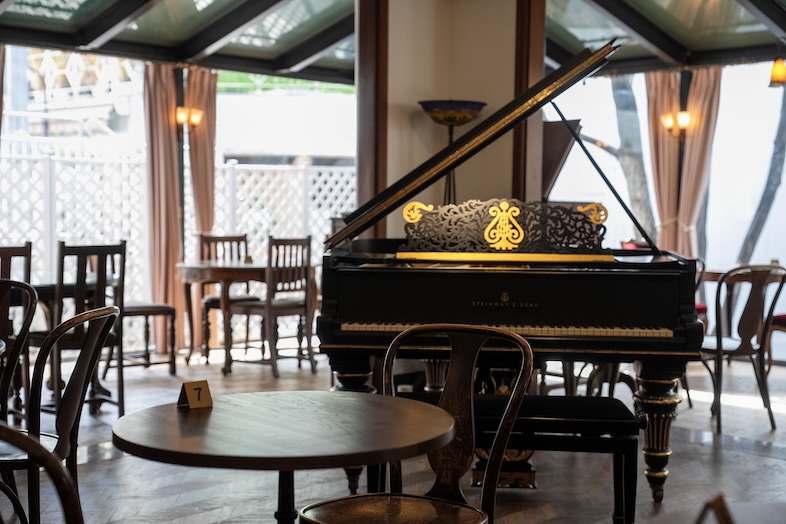 ブラームス アートカフェ｜【1F】グランドピアノが設置されているため音楽×アートをテーマにした撮影が可能