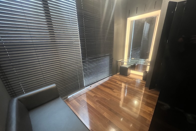 東松山 元結婚式場 LEAF｜【2F 控室1】大型照明付きミラー完備