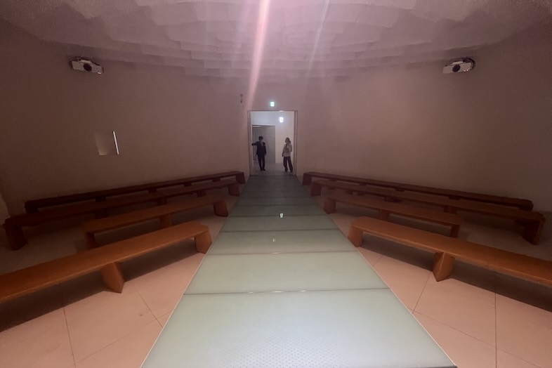 東松山 元結婚式場 LEAF｜【2F チャペル】天井高のある開放的な空間