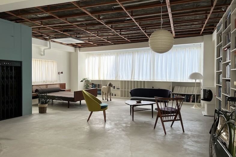 旧海岸スタジオ 浅草(第四、第十一、第十二)｜【第十二スタジオ】陽当たりの良さとカラフルな家具が魅力