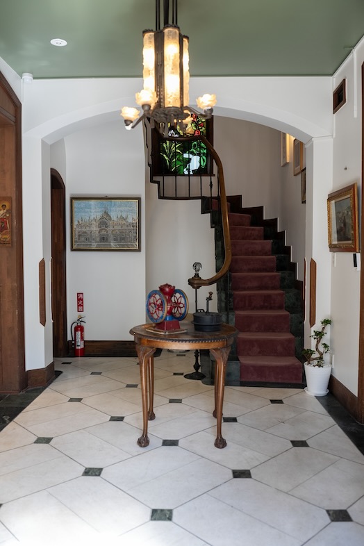 ブラームス アートカフェ｜【1F】アンティーク家具が並ぶ重厚なエントランス