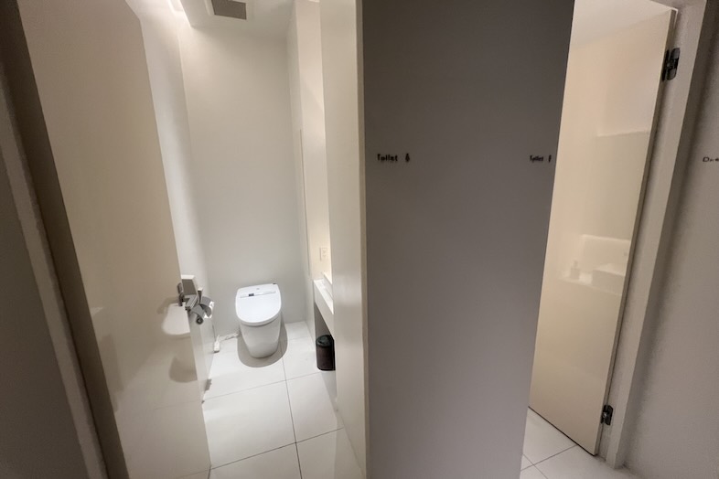 東松山 元結婚式場 LEAF｜【2F 控室】控室内にはトイレを完備しています