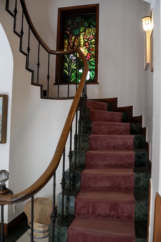 ブラームス アートカフェ｜赤いカーペットが敷かれた曲線階段