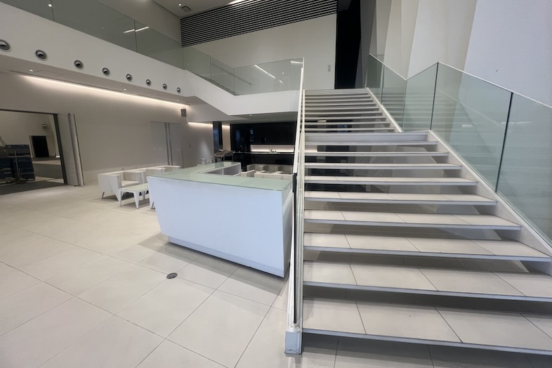 東松山 元結婚式場 LEAF｜【1F ロビー】人物が歩くシーンやウェディングシーンに最適な階段