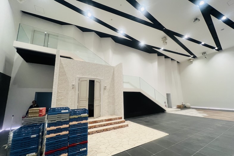 東松山 元結婚式場 LEAF｜【1F 大ホール】映画・CM・MV撮影のメインセットや大人数のイベントに