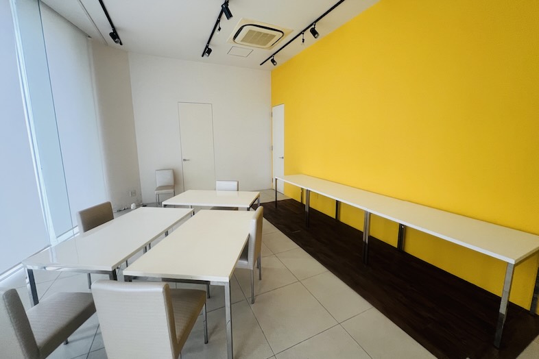 東松山 元結婚式場 LEAF｜【1F 待合室】黄色い壁紙が印象的