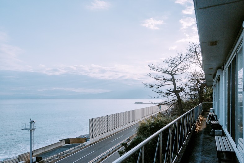 STUDIO NouNou｜【1F】バルコニーから広がる海と空のパノラマ