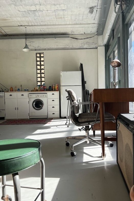 旧海岸スタジオ 浅草(第四、第十一、第十二)｜【第四スタジオ】使用可能な冷蔵庫、ダミーのガスコンロ、シンクのあるキッチンエリア