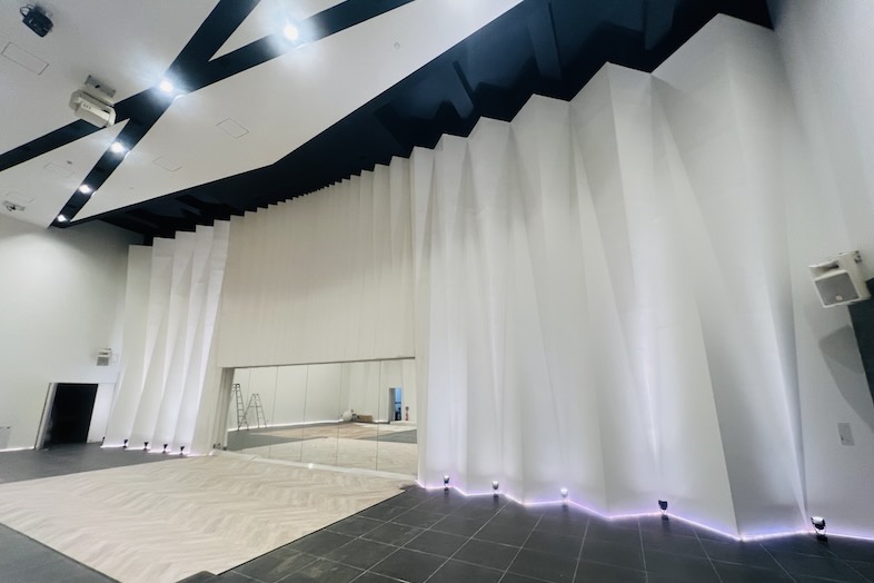 東松山 元結婚式場 LEAF｜【1F 大ホール】天井から床まで続く白い長尺カーテン