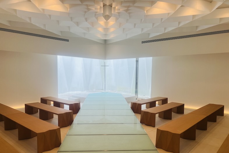 東松山 元結婚式場 LEAF｜【2F チャペル】窓開けると柔らかな自然光が差し込みます