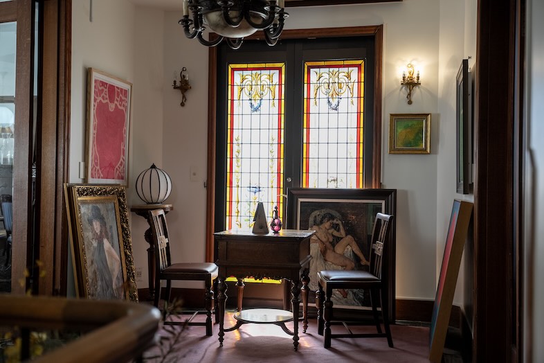 ブラームス アートカフェ｜【2F】重厚な家具が並ぶ、ステンドグラスが印象的な高級感あふれる空間