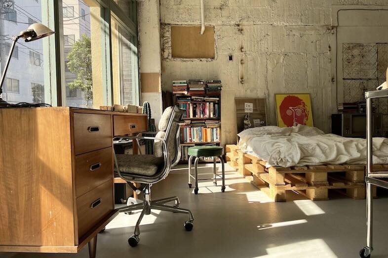 旧海岸スタジオ 浅草(第四、第十一、第十二)｜【第四スタジオ】アメリカンヴィンテージ家具に光が差し込む情景