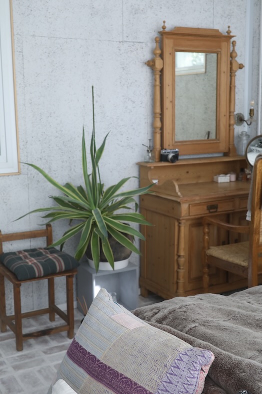 LA SABINA 印西｜【2F】木製ドレッサーと植物を背景にコスメ・ヘアケア・ライフスタイル系ブランドの撮影にも