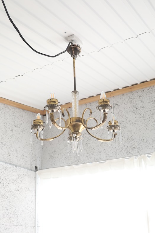 LA SABINA 印西｜【2F】アンティークのシャンデリアが天井から吊るされた白い空間