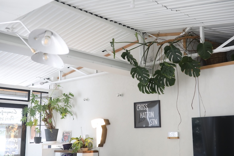 LA SABINA 印西｜【2F】グリーンの鮮やかさと白のコントラストが心地よい空間上部のカット