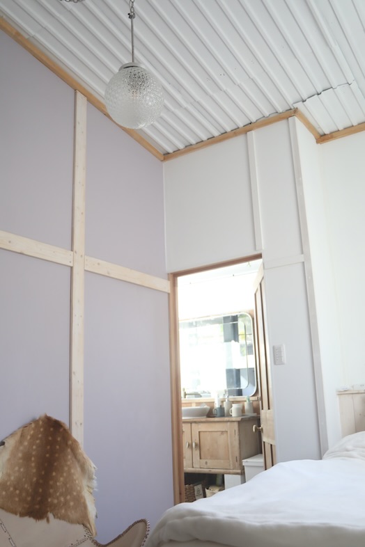 LA SABINA 印西｜【2F】白い天井と木枠の線が美しい壁・天井のクローズアップ