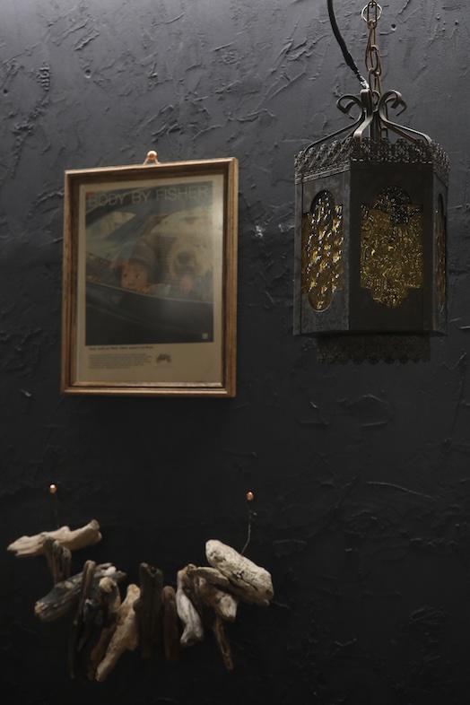 LA SABINA 印西｜【1F】ダークトーンの壁に絵画が飾られたムーディーな一角 ※オプション料金